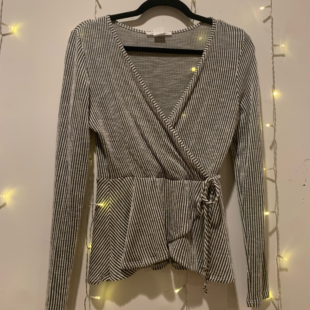 Long sleeve front tie striped blouse. Like new. Size small. Olive green & white.
